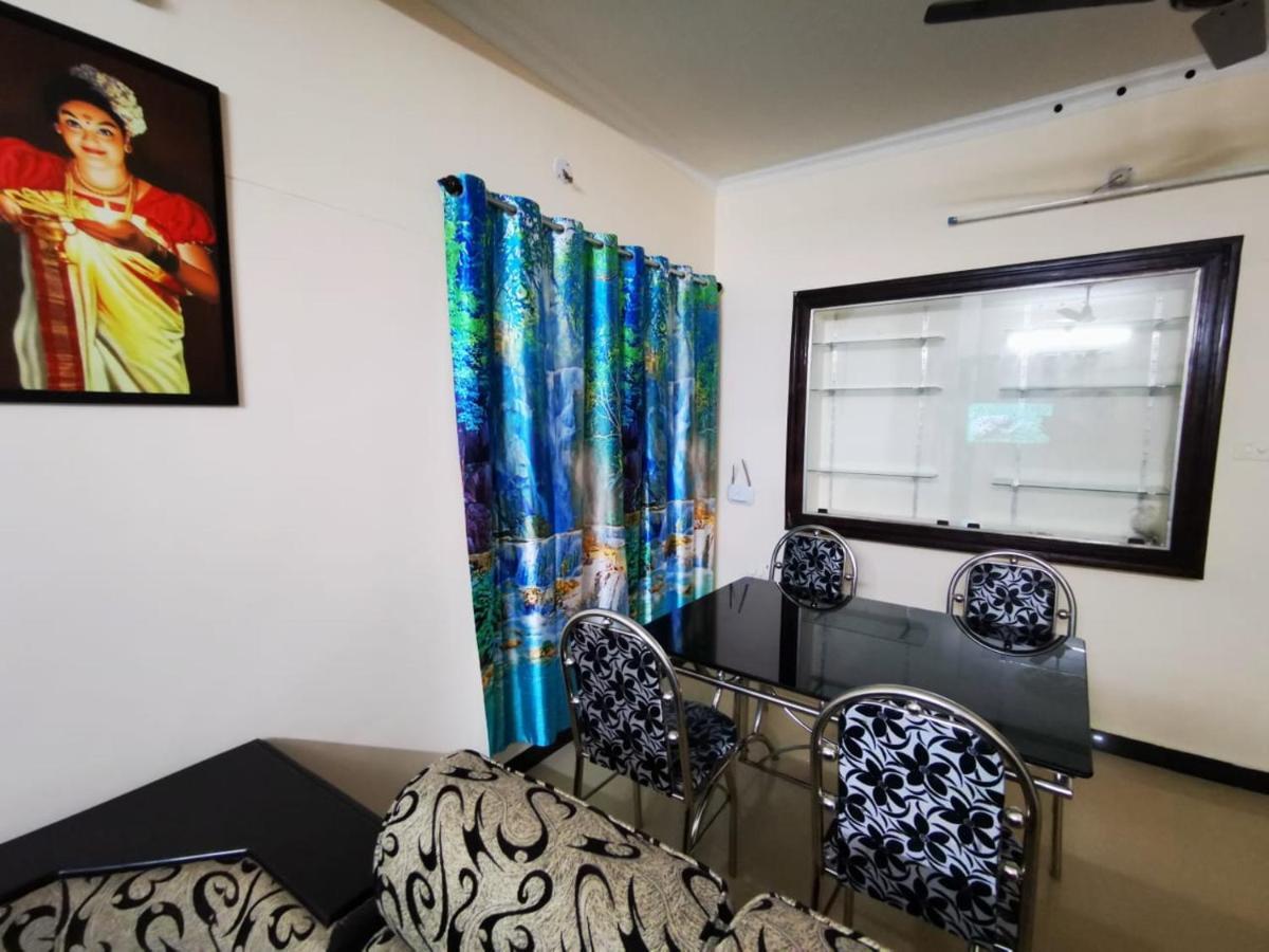 J2 Home Stay - Luxury Homes With Caravan Services Thiruvananthapuram Esterno foto