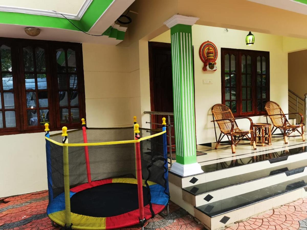 J2 Home Stay - Luxury Homes With Caravan Services Thiruvananthapuram Esterno foto